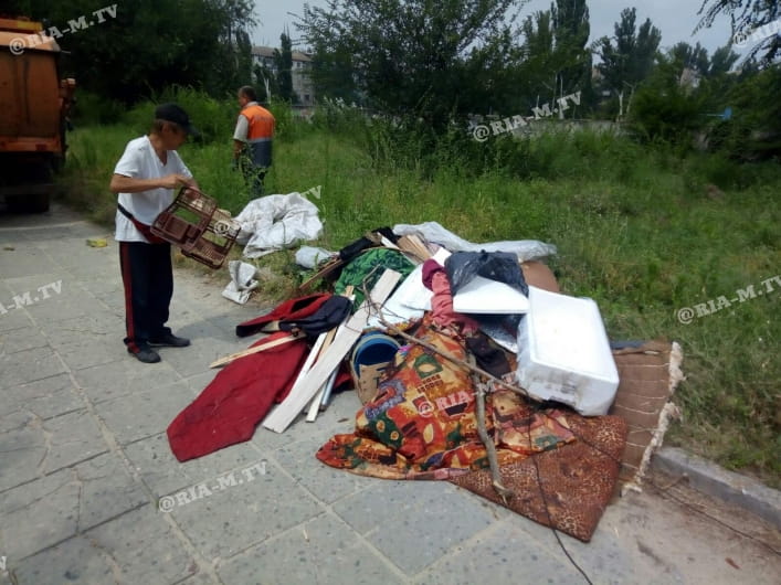 В Мелитополь бомж угрожал коммунальщикам «порешить себя» (фото, видео)